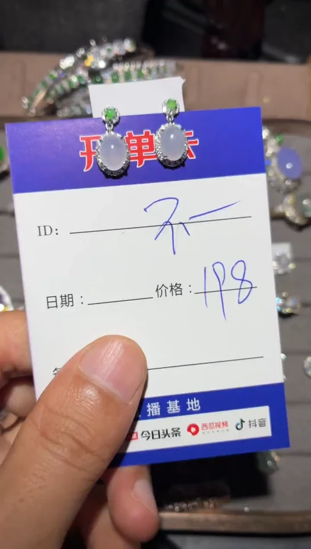 银S925镶嵌翡翠耳饰不*不点