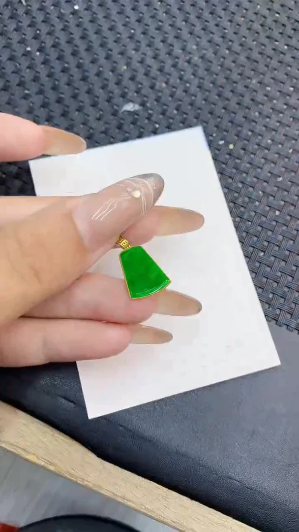 颈饰18K金镶嵌翡翠1