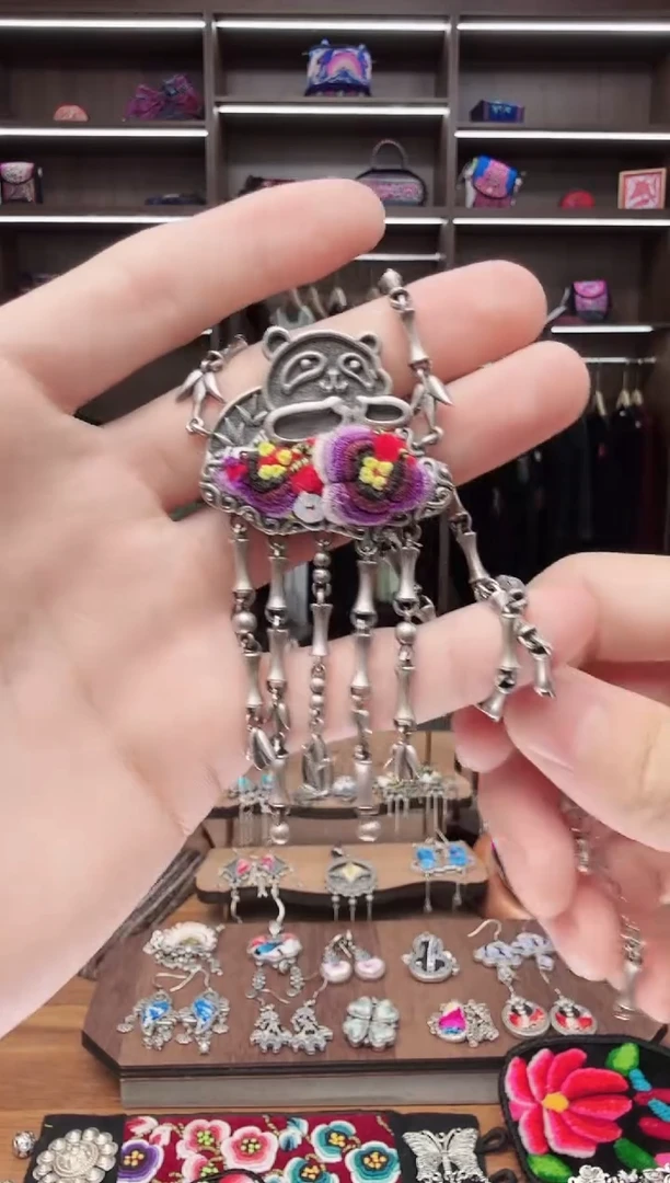 织绣50蒙阿苏苗绣传承店