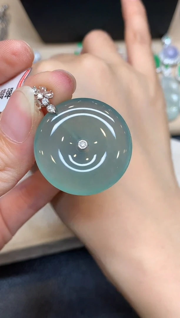 颈饰18K金镶嵌翡翠平安扣【无服务费