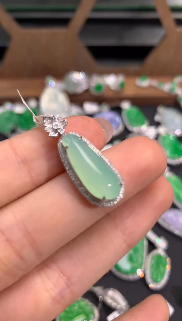 【闪购商品】翡翠吊坠(不含链)18K金镶嵌吊坠