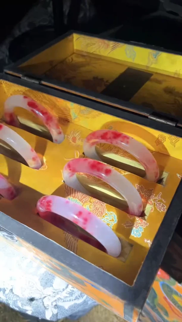 和田玉手镯未镶嵌桃花飘红一只