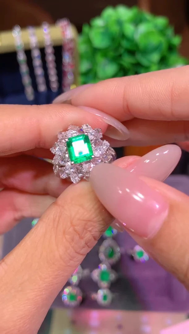 18K金镶嵌戒指祖母绿1.02ct