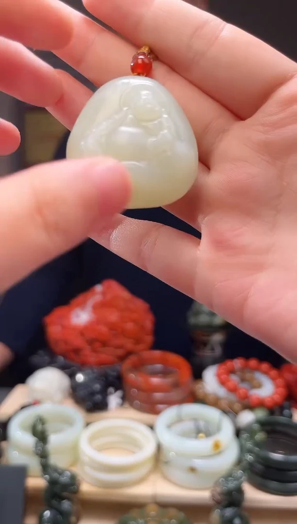 颈饰未镶嵌和田玉吊坠