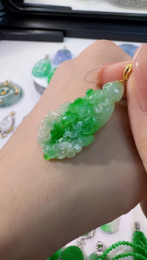 颈饰18K金镶嵌翡翠缅甸A货翡翠