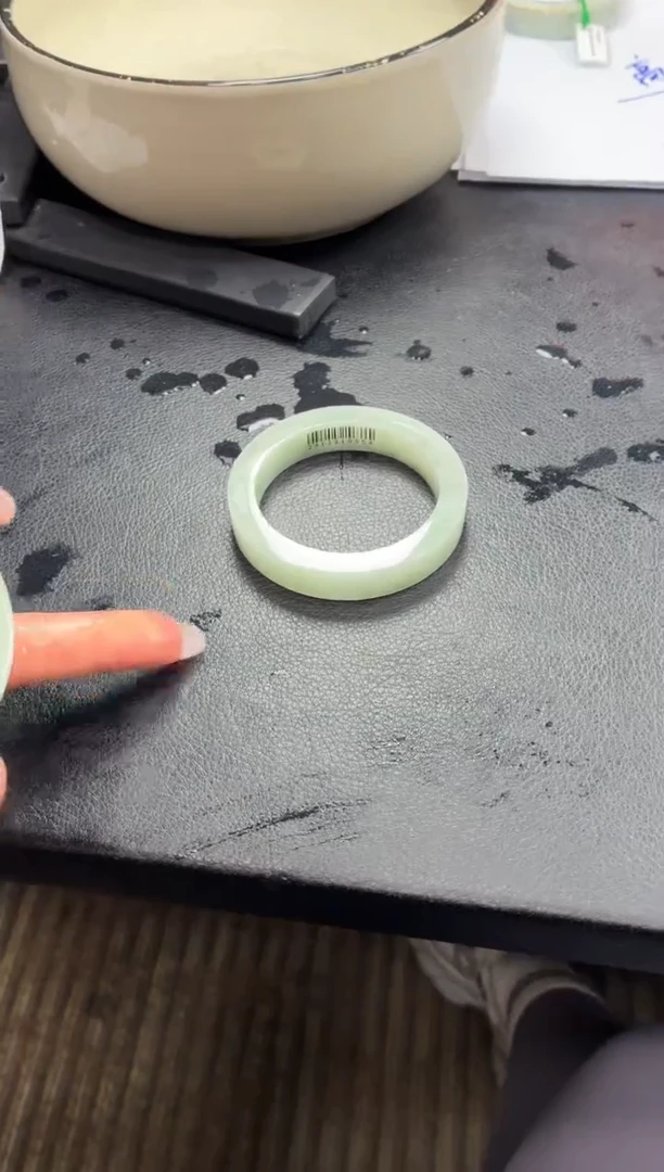 未镶嵌手镯定制翡翠是****aDDJ4