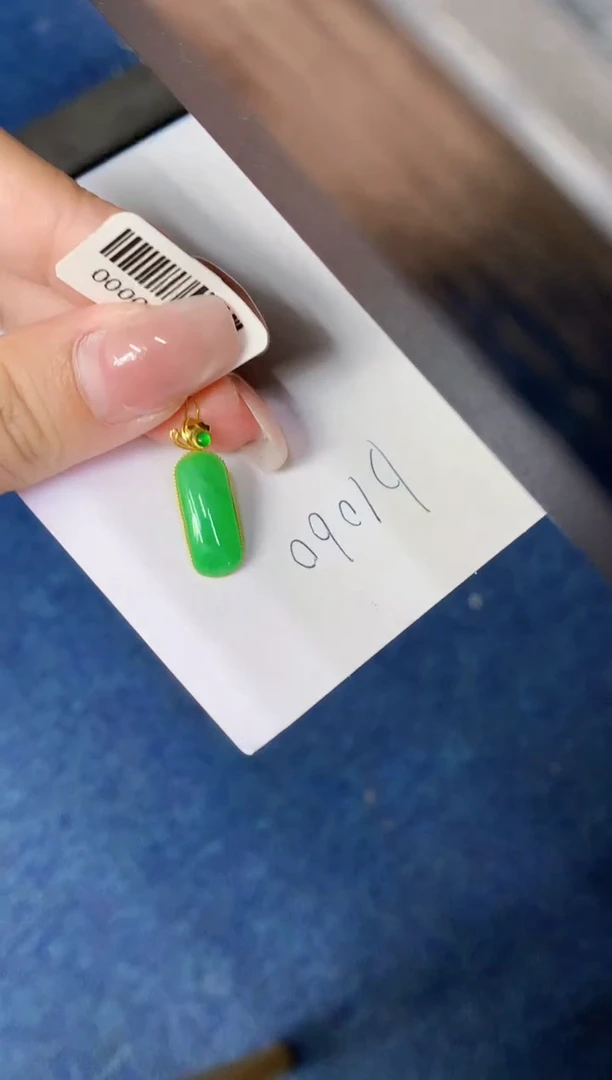 翡翠18K金镶嵌颈饰缅甸天然翡翠A货