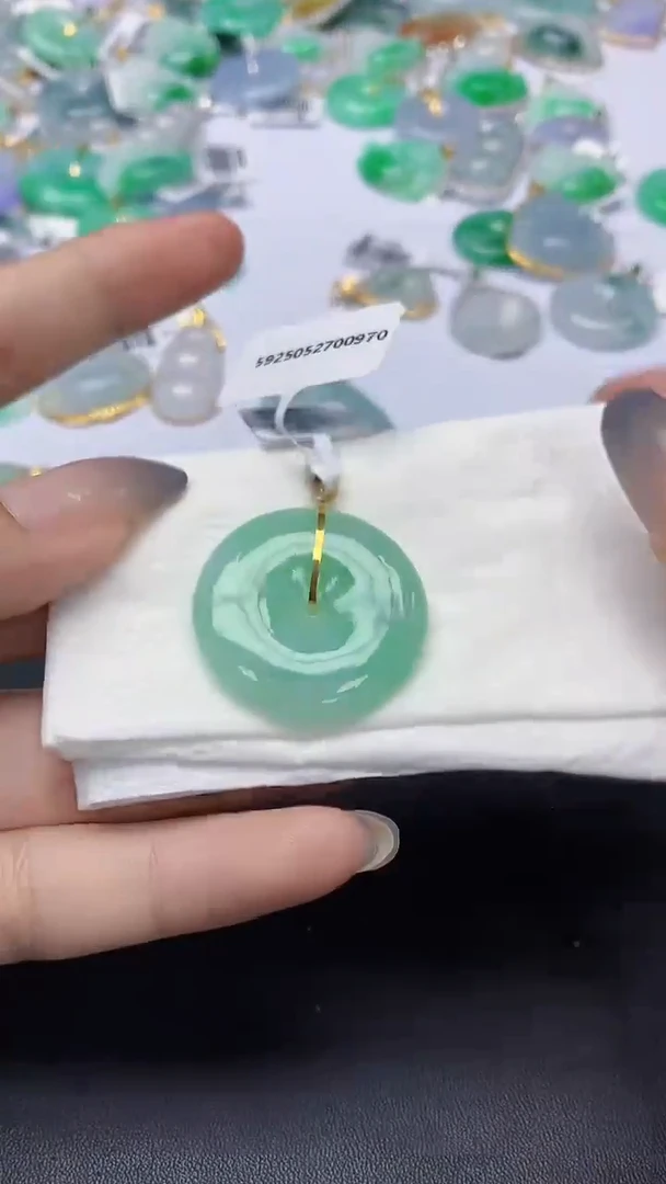 翡翠18K金镶嵌颈饰天然缅甸a货翡翠