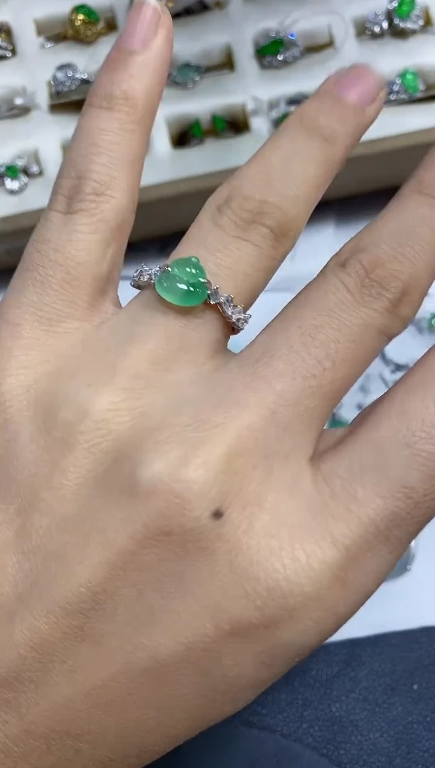 18K金镶嵌戒指翡翠东****仔18K金镶嵌 戒指 翡翠