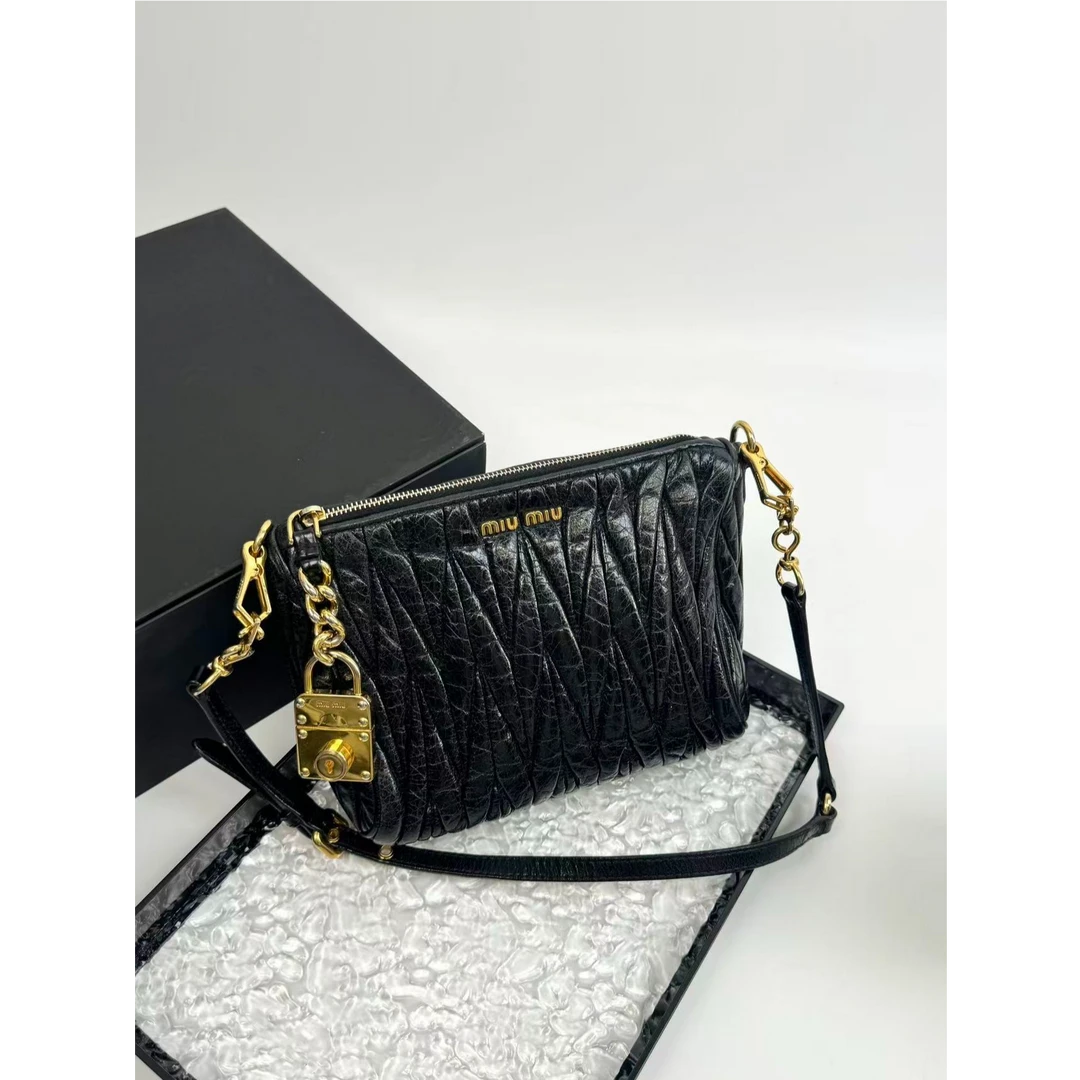 95新 MIU MIU/缪缪 【小考拉】miumiu 黑金褶皱相机单肩包