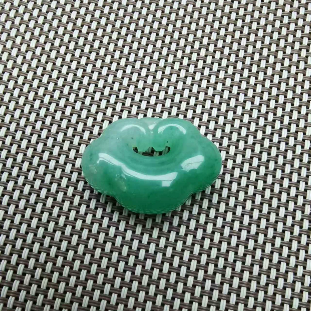 天然独龙玉祥云锁吊坠