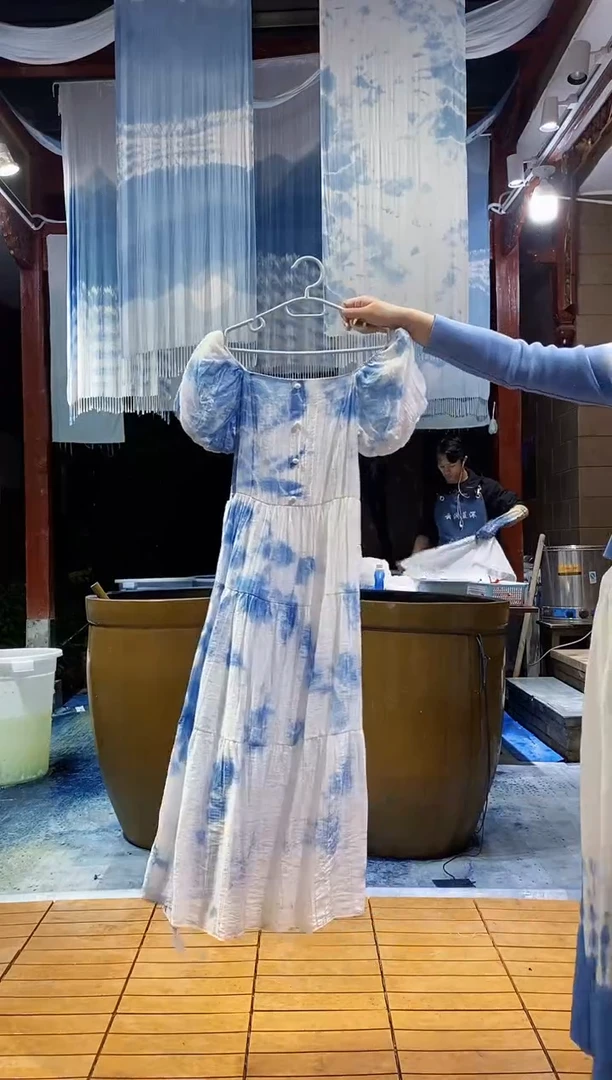 云浅蓝深 扎染服装 泡泡袖前扣裙 云朵