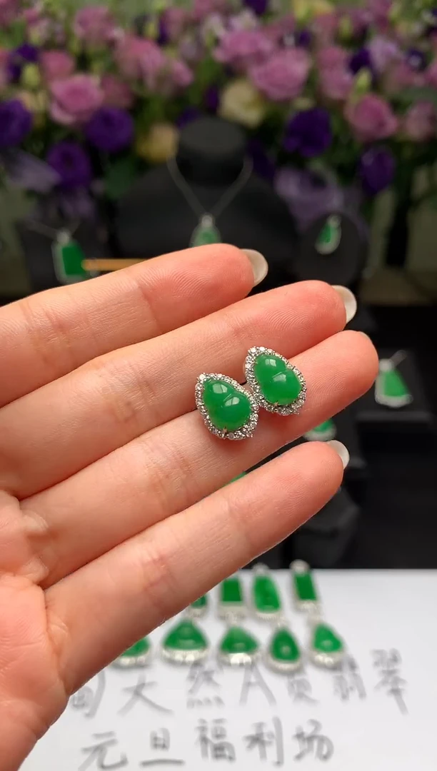 18K金镶嵌翡翠耳饰耳钉