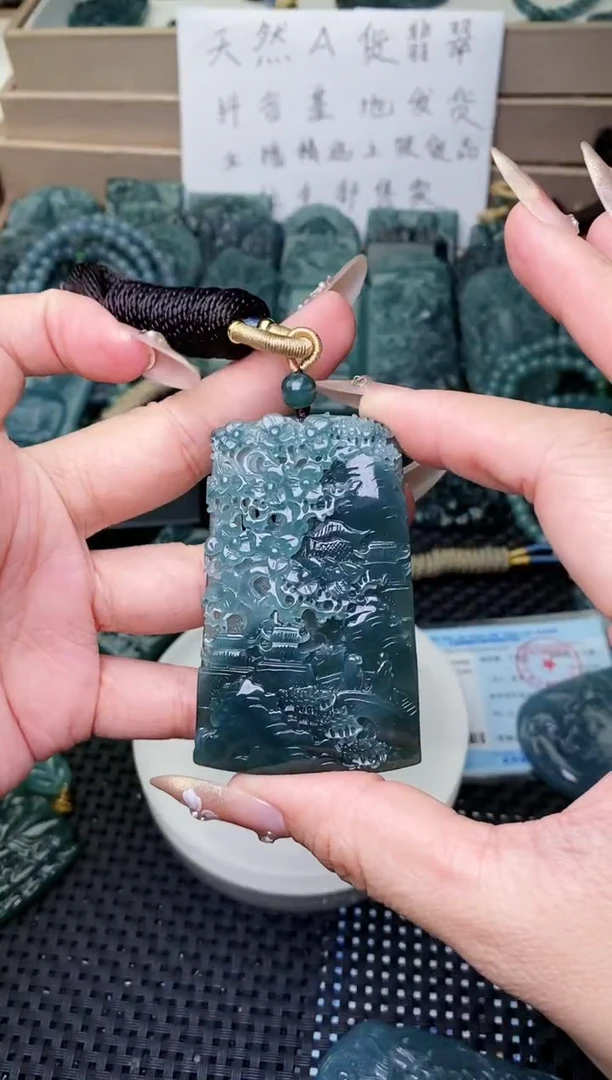 颈饰未镶嵌翡翠