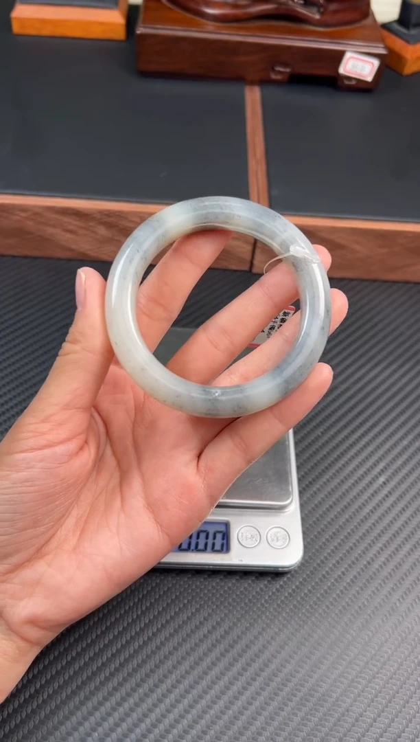 和田玉手镯未镶嵌黑山微色差57