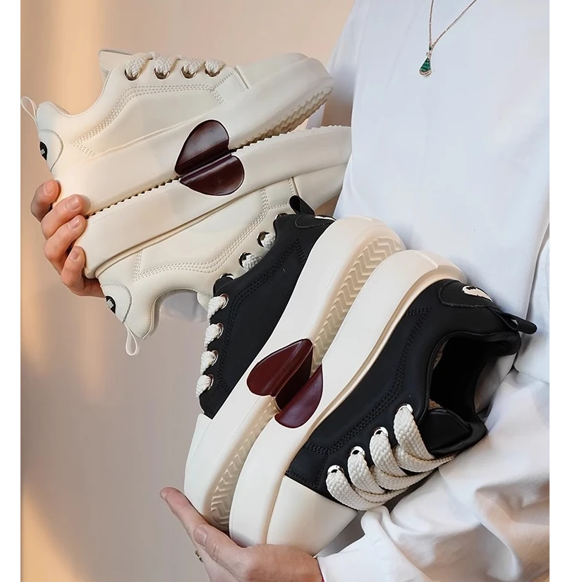 2025春季新款个性百搭爱心休闲鞋男时尚潮流轻便透气系带真皮板鞋