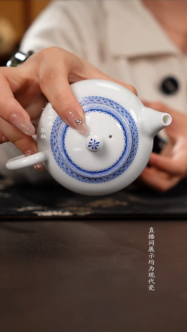 壶蒙*青花图案小壶