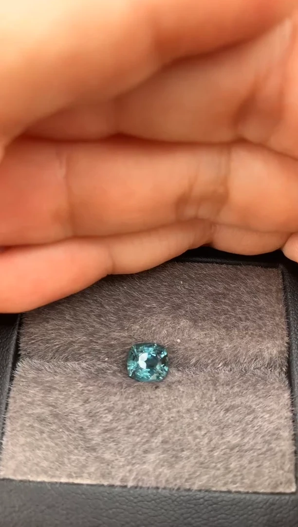 定制尖晶石裸石未镶嵌枕型 孔雀色调 1.37ct