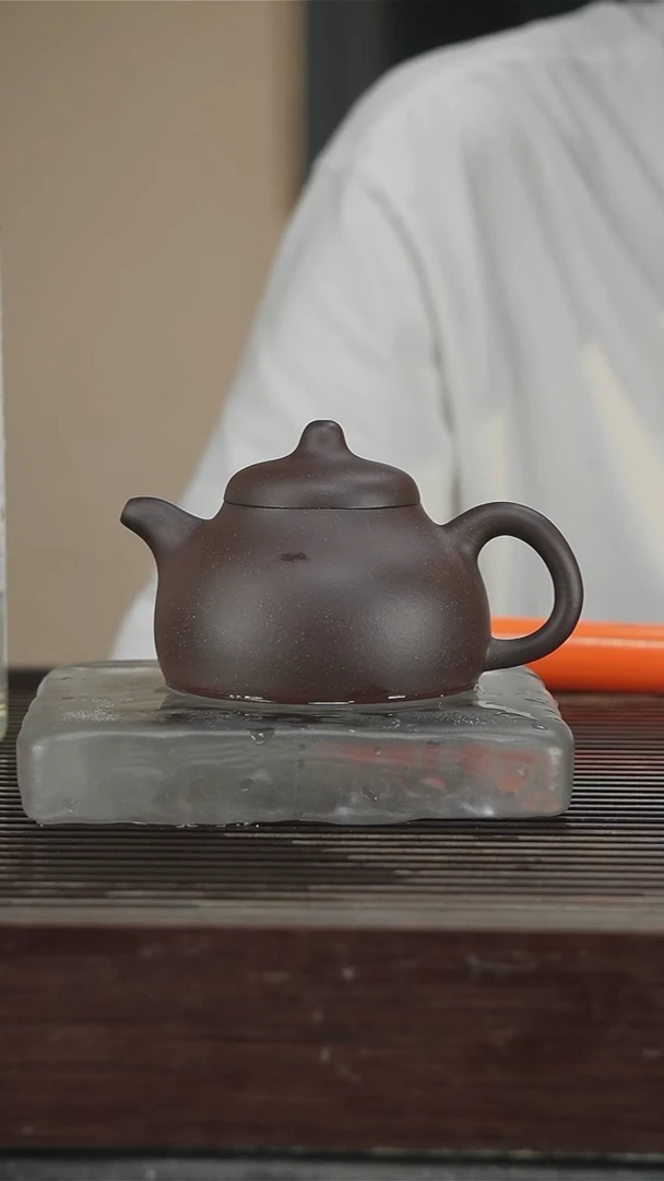 茶壶紫砂高工亚萍，带证300CC221号