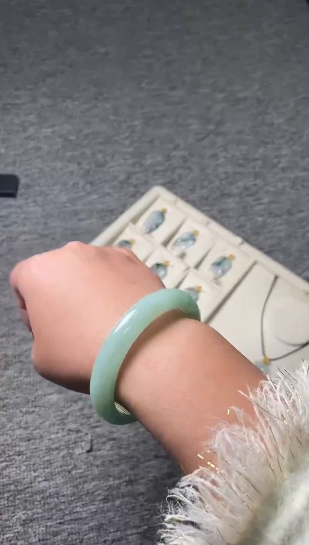 未镶嵌手镯定制翡翠杜****。手镯