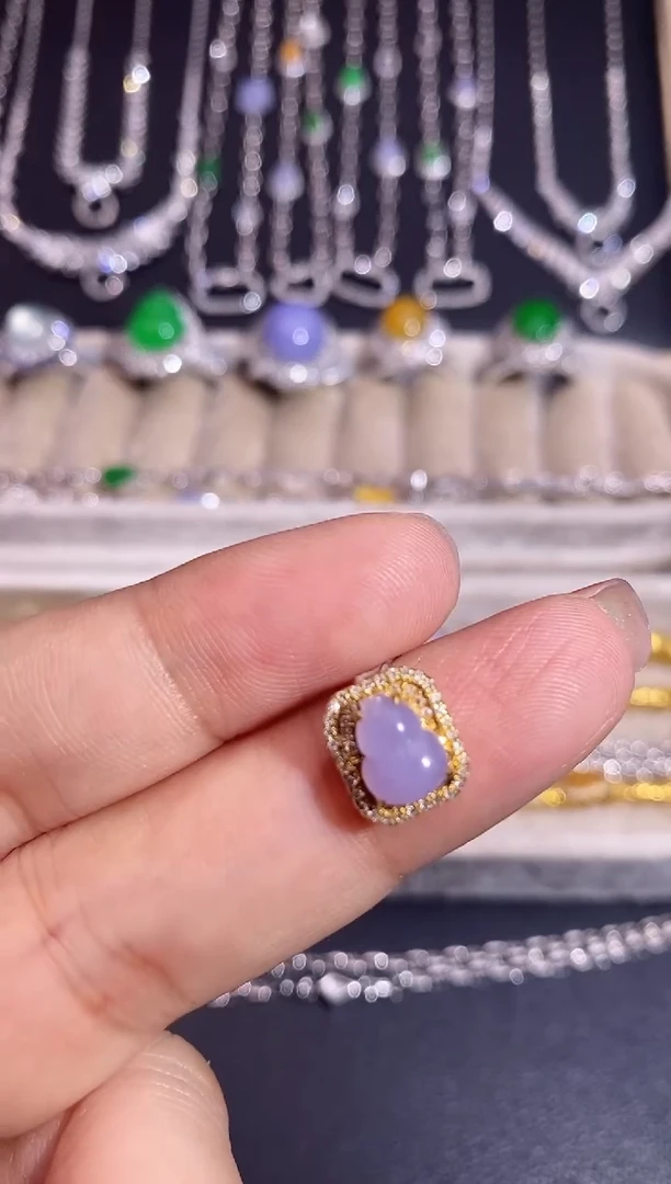 颈饰18K金镶嵌翡翠吊坠