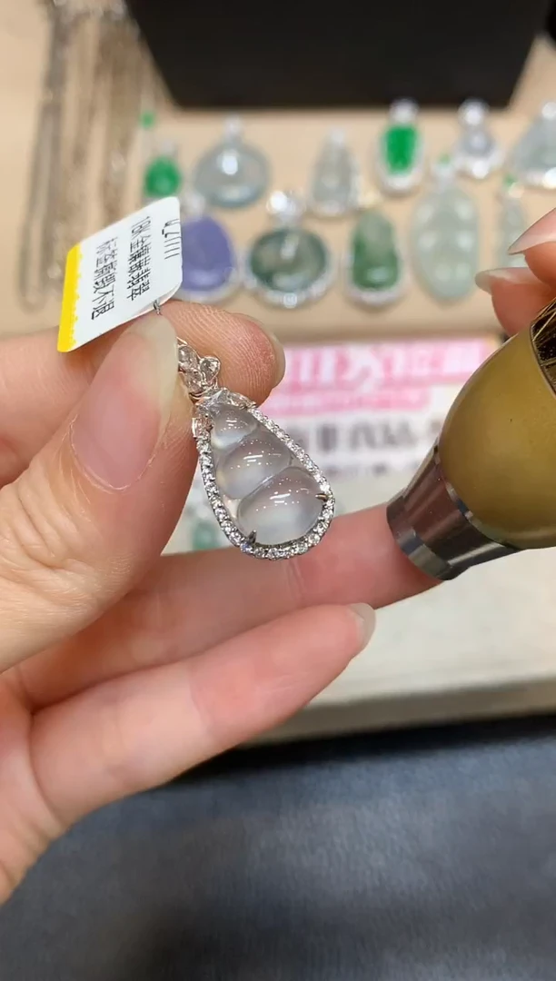 颈饰18K金镶嵌翡翠福豆【无服务费