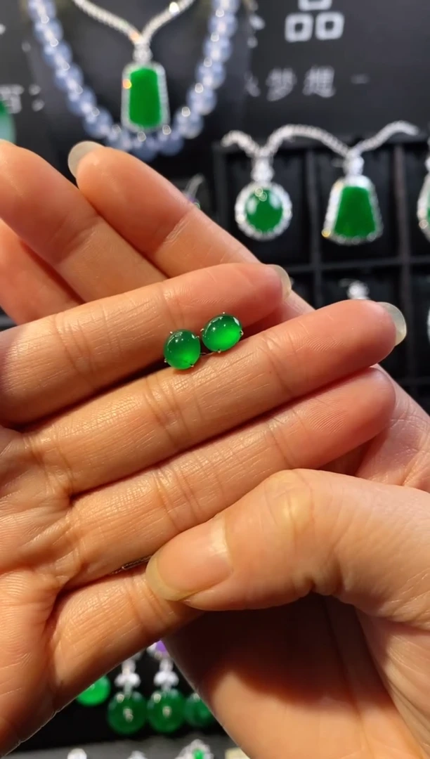 18K金镶嵌翡翠耳饰蛋面耳钉5210811