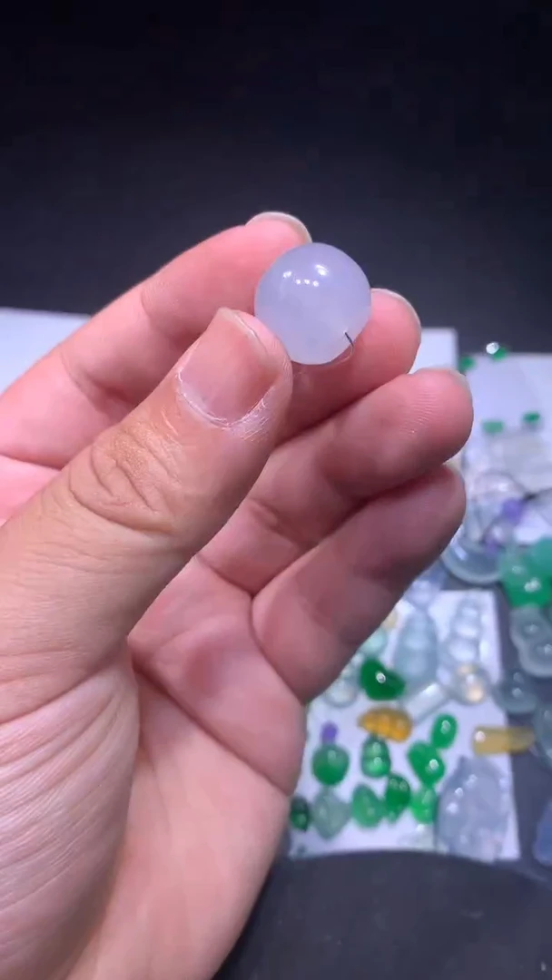 颈饰未镶嵌翡翠珠子