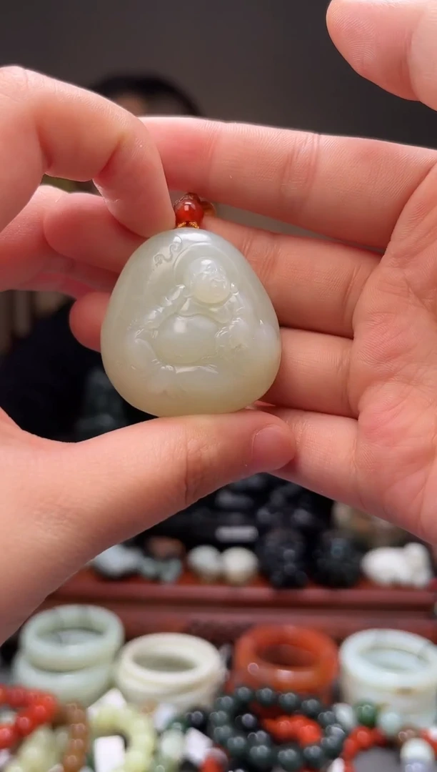 颈饰未镶嵌和田玉吊坠