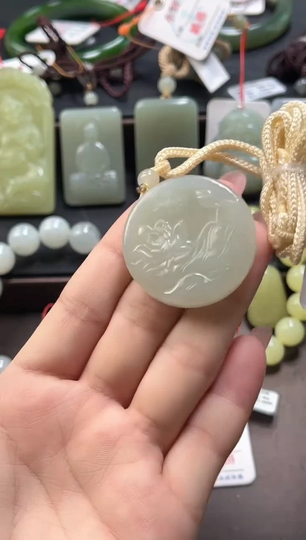 吊坠(不含链)未镶嵌和田玉且末青白 荷花圆牌9014824