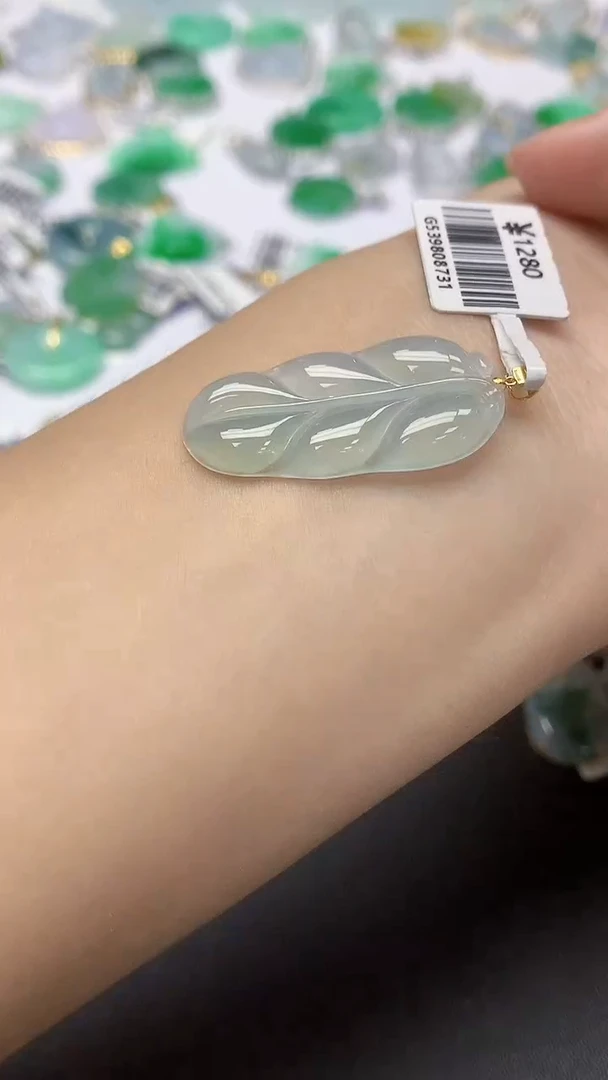 翡翠18K金镶嵌颈饰天然缅甸a货翡翠