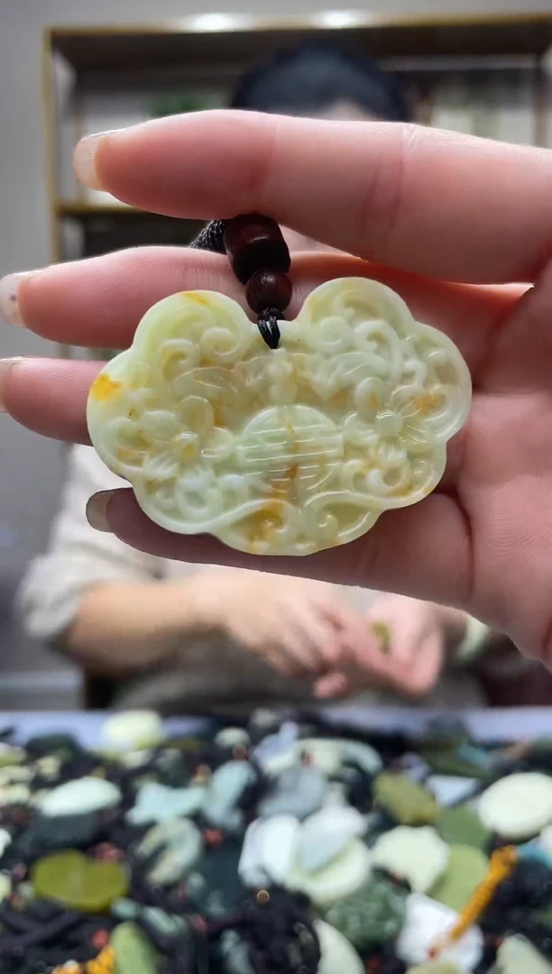 未镶嵌岫玉吊坠`