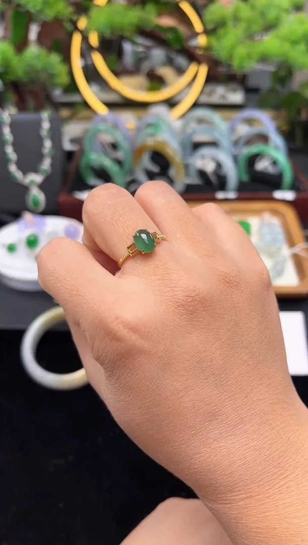 18K金镶嵌戒指翡翠戒指