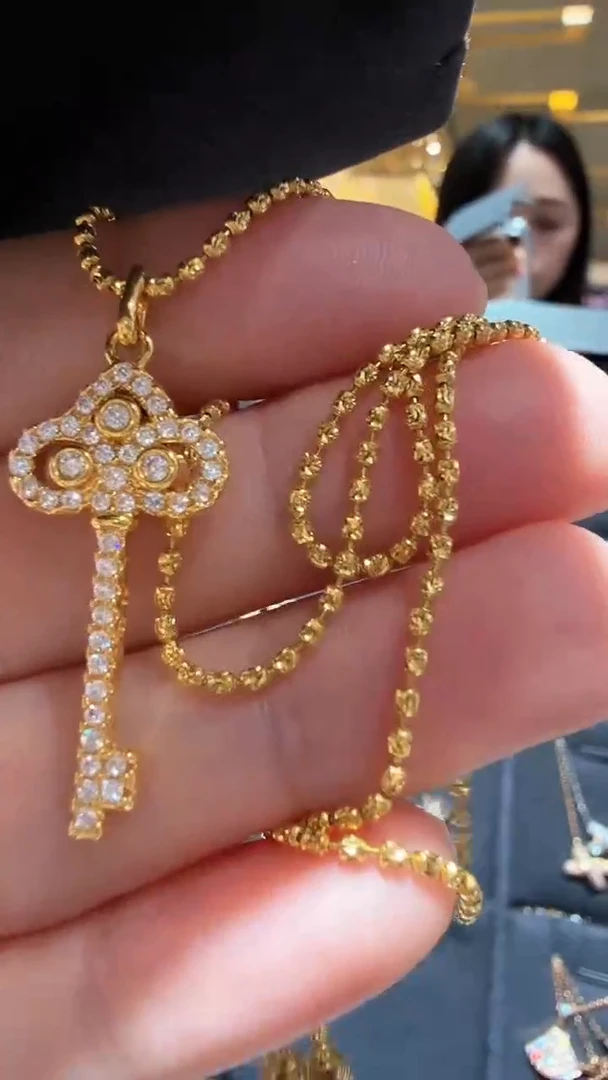 18K金镶嵌合成碳硅石（莫桑石）吊坠(不含链)钥匙吊坠