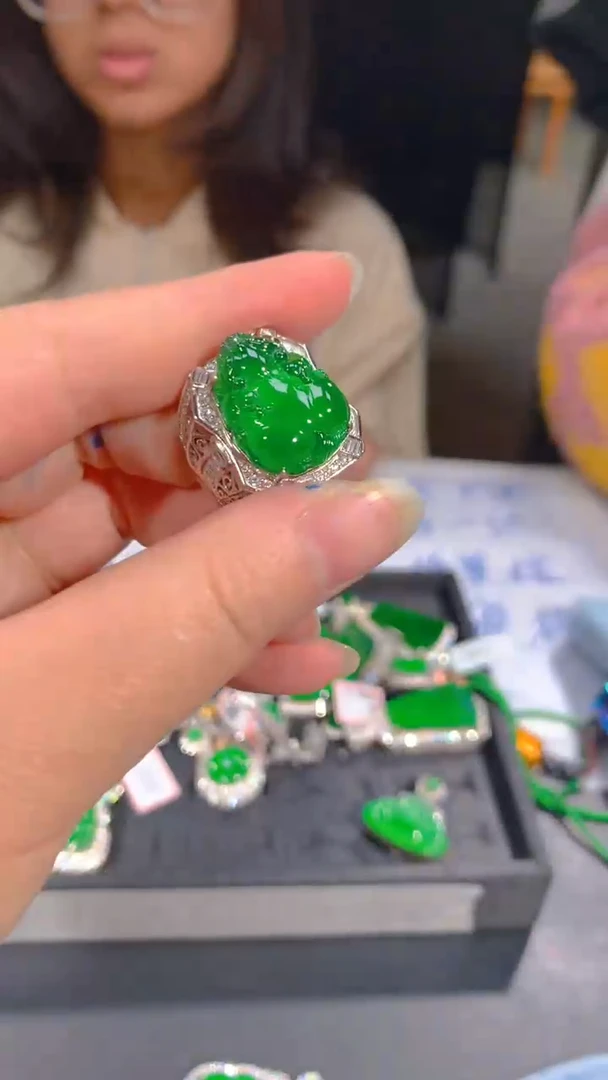 【闪购商品】定制翡翠未镶嵌60定制翡翠，多样性发货（发其一）