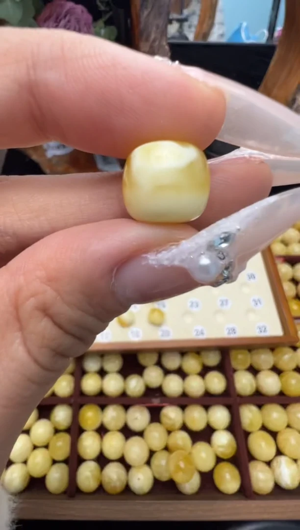 【闪购商品】蜜蜡裸石未镶嵌俄料微瑕12+mm1.083克