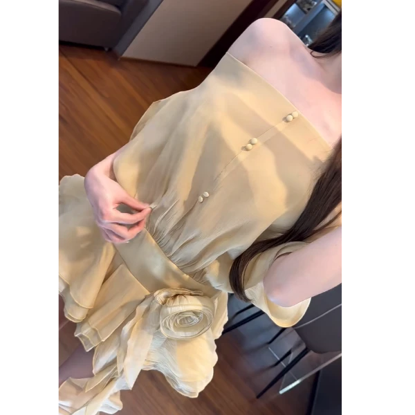 法式设计感辣妹气质修身收腰一字肩连衣裙女夏季2025新款显瘦短裙