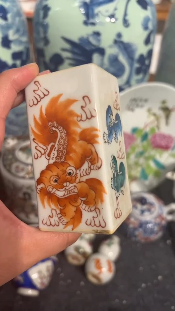 摆件瓷摆件瓷摆件狮子笔筒