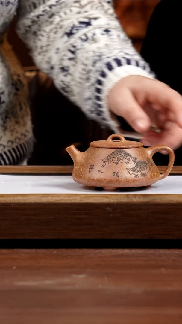 【闪购商品】紫砂茶壶刻绘富贵有余8目龙骨金砂石瓢220CC