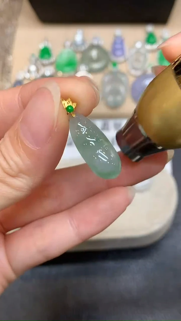 颈饰18K金镶嵌翡翠福豆【无服务费