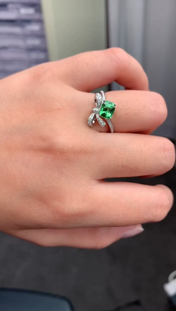 【闪购商品】石榴石（沙弗莱）戒指18K金镶嵌1.5ct沙弗莱戒指