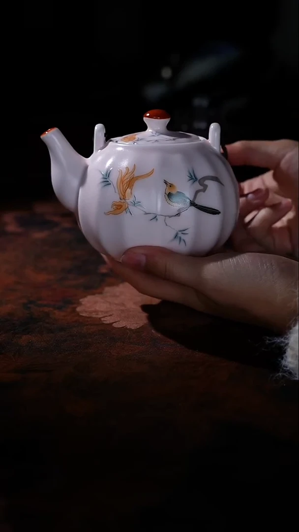 粉汝雀上枝头南瓜提梁壶