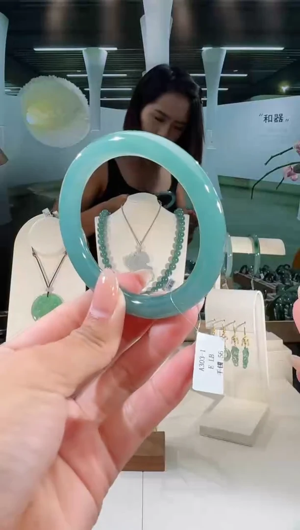 翡翠手镯未镶嵌56圈