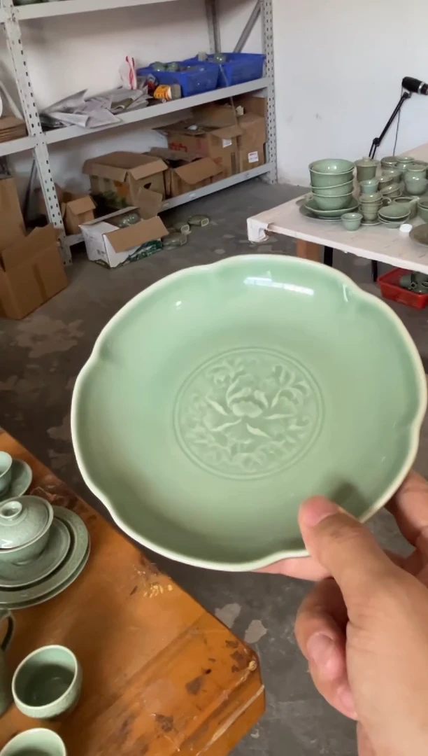 二级瑕疵青釉花口盘1个