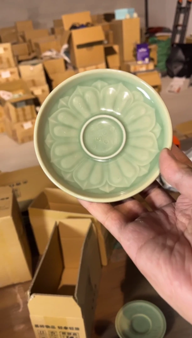 【闪购商品】瓷瑕疵青釉莲瓣托1只