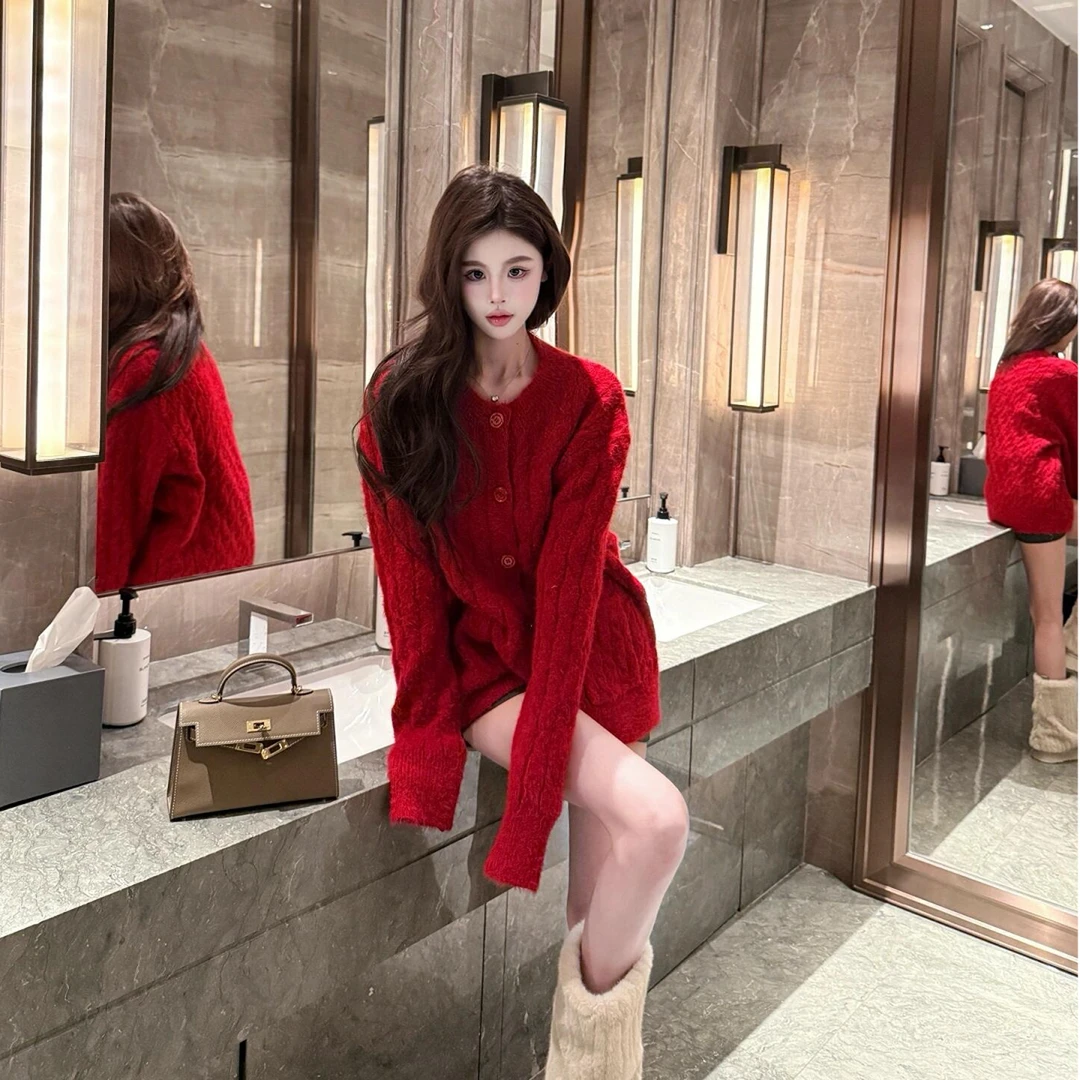 红色设计感小众麻花针织开衫女冬季2025新款复古软糯毛衣外套上衣