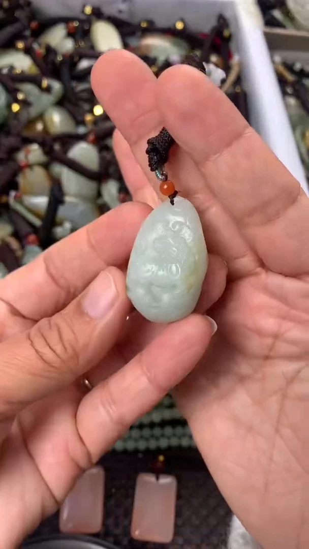 【闪购商品】和田玉颈饰未镶嵌多样性发货没有证书，拍一发一.有瑕