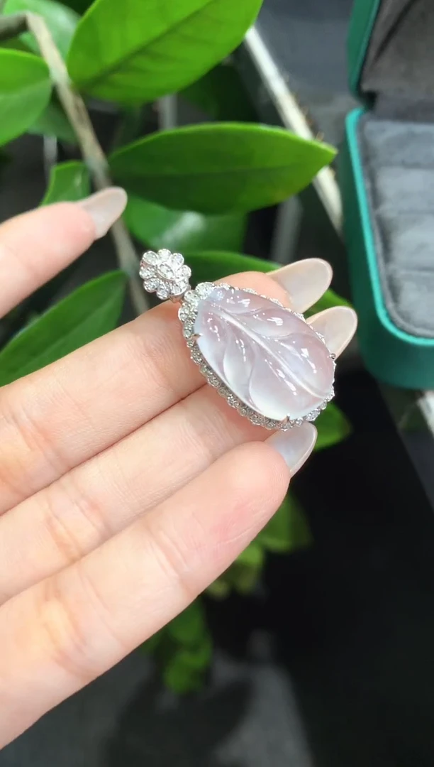 18K金镶嵌挂件翡翠芭蕉叶