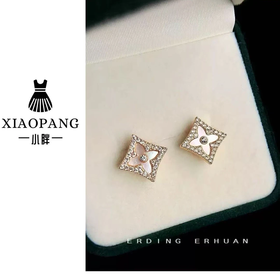 钛钢耳饰 【小胖家】法式小香风不规则四叶草耳钉