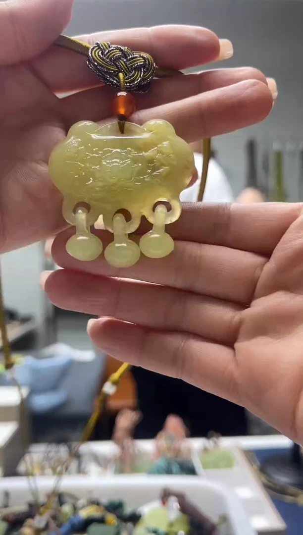 未镶嵌岫玉颈饰·